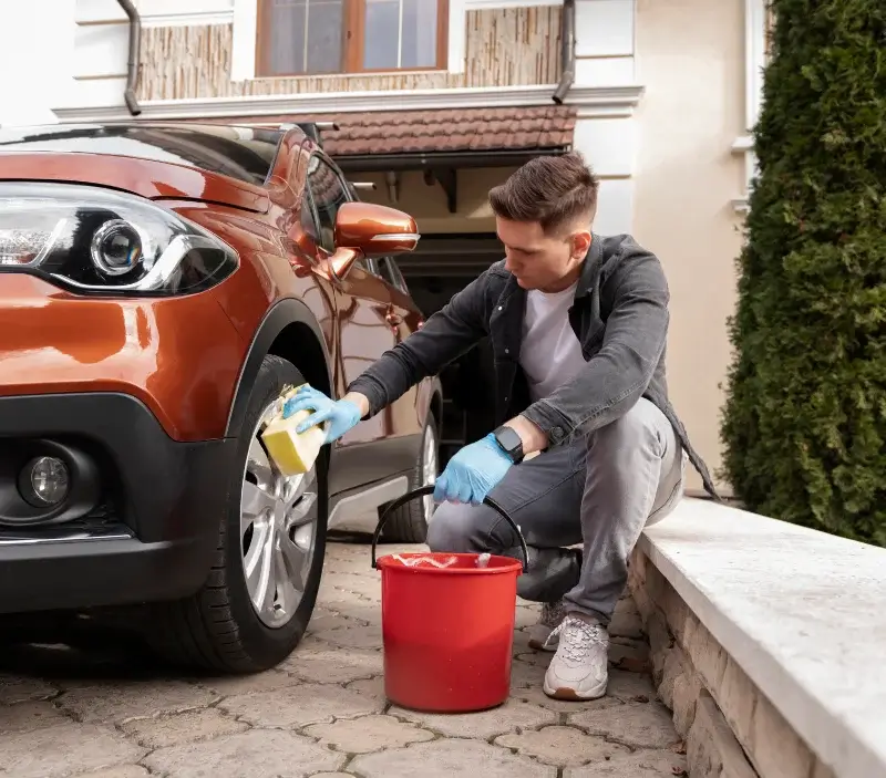 Lavage auto à domicile Saint-Alban-sur-Limagnole : professionnel intervenant sur un véhicule